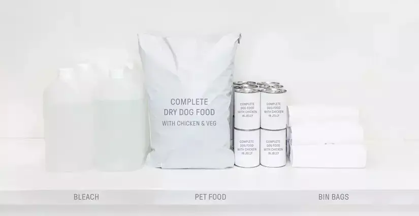 Tierfutter und Haushaltswaren wie Putzmittel und Müllsäcke auf einem weißen Regal.