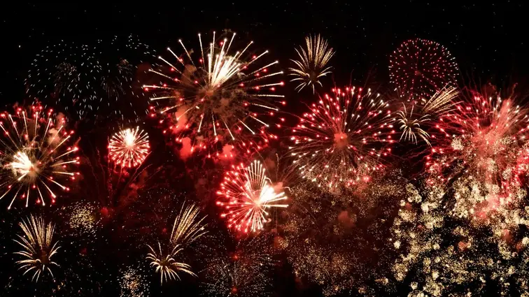 Ohňostroj na noční obloze.