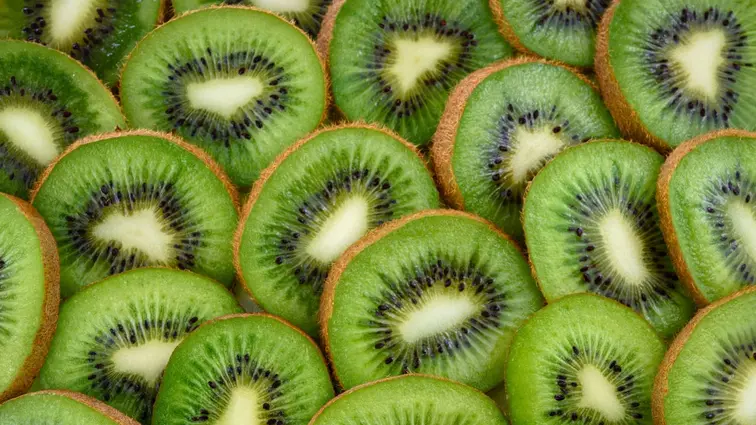 Plastry świeżego kiwi ułożone jeden na drugim