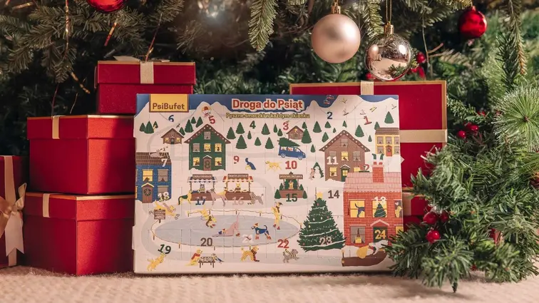 Kalendarz adwentowy PsiBufet pod choinką wśród prezentów.